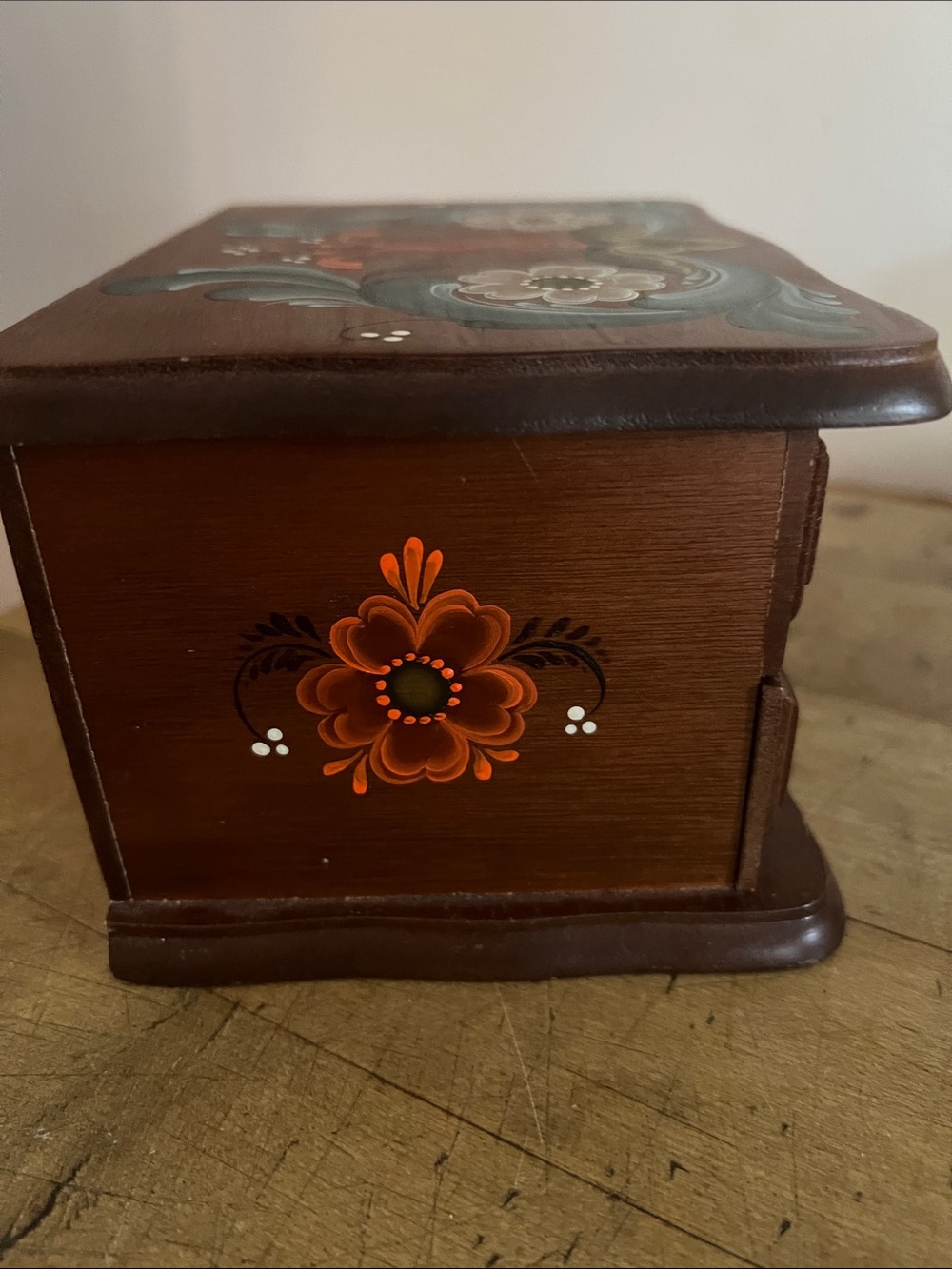 Hand-Painted Rosemaling Artist
Betty L. Theige Viroqua, Wisconsin Jewelry Box - Picture 4 of 8